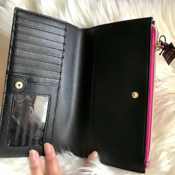 VICTORIA’S SECRET WRISTLET - Picture 5 of 5